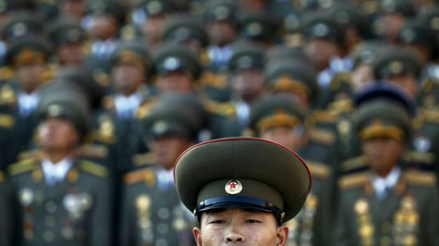 在平壤等候参与劳动党建党周年阅兵的朝鲜人民军士兵（10/10/2015）