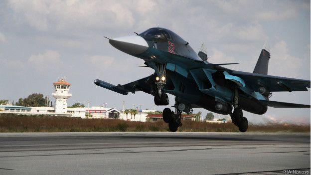 Российский истребитель-бомбардировщик Су-34 взлетает с аэродрома