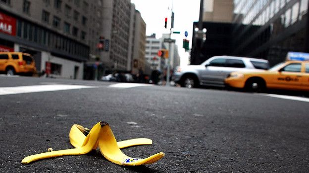 Кожура банана на дороге