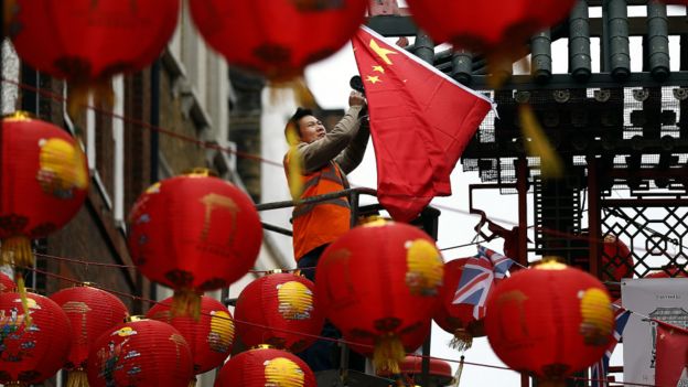 伦敦中国城为了欢迎习近平访英悬挂的中国国旗与红灯笼。