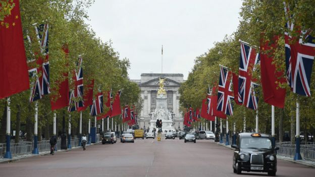 通往白金汉宫的林荫路上挂起中英两国国旗。