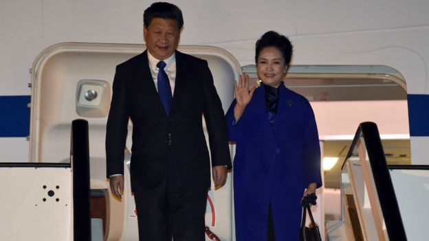 习近平伉俪身穿“皇家蓝” 抵达英国。