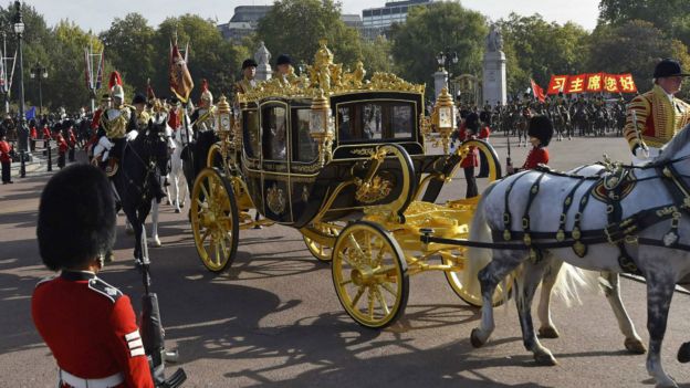 习近平乘坐的黄金马车驶向白金汉宫。