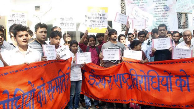 இந்திய எழுத்தாளர்கள் மீது தாக்குதல்களைக் கண்டித்து மௌன ஊர்வலம்