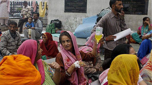 Pacientes afuera de un hospital en India