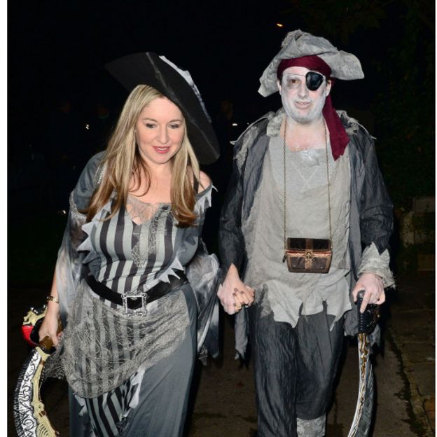 英国万圣节：扮鬼怪吃糖果放烟花