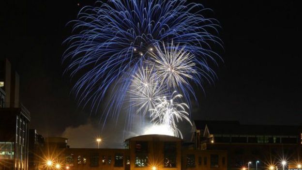 英国万圣节：扮鬼怪吃糖果放烟花