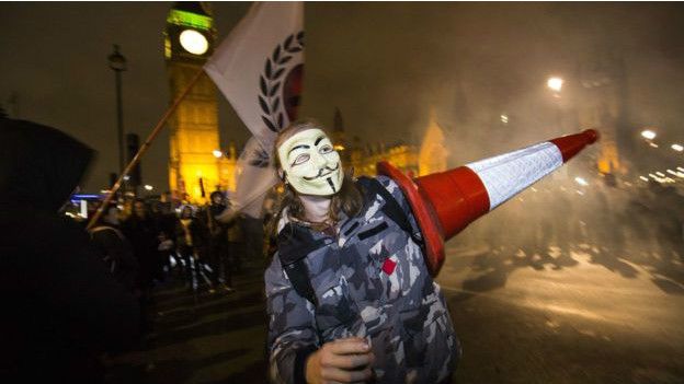 Участник протестов в Лондоне