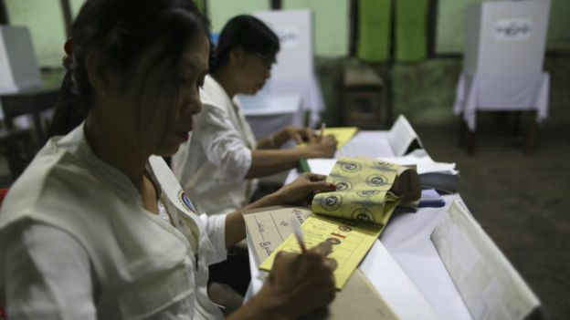 競選委員會工作人員在凖備選票