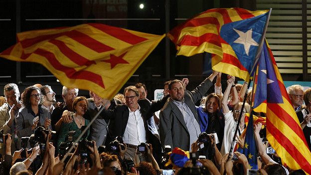 Los parlamentarios independentistas catalanes celebran la votación.