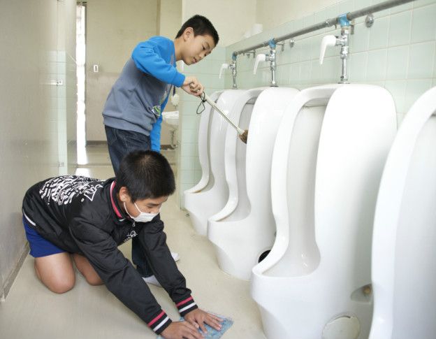 Niños lavando baños en Japón
