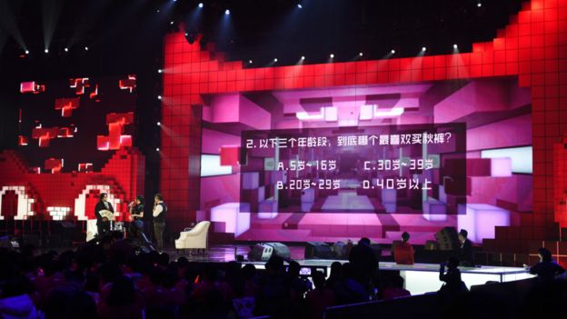 “双11”的战火从线上烧到线下,从台前烧到幕后。