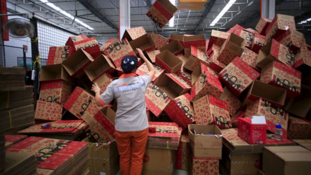 2015年，「光棍節」之後堆積如山的包裝箱。「光棍節」是中國電商打造的一個促銷購物節點。