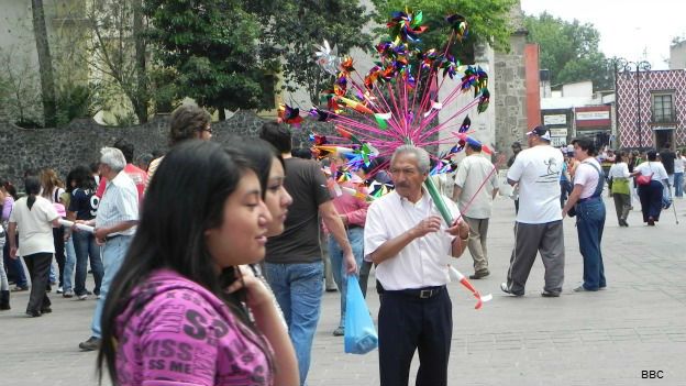 Jóvenes pasean en una plaza de Coyoacán