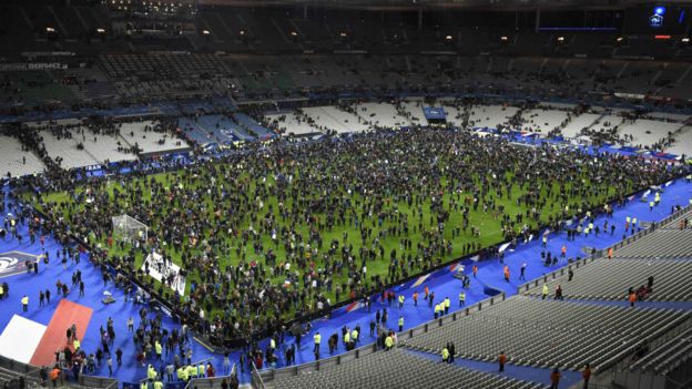 法兰西大球场观众在比赛结束后一度滞留在球场