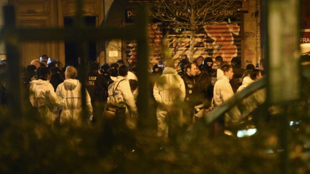 法国警方和法医聚集在巴塔克兰剧场外处理袭击现场