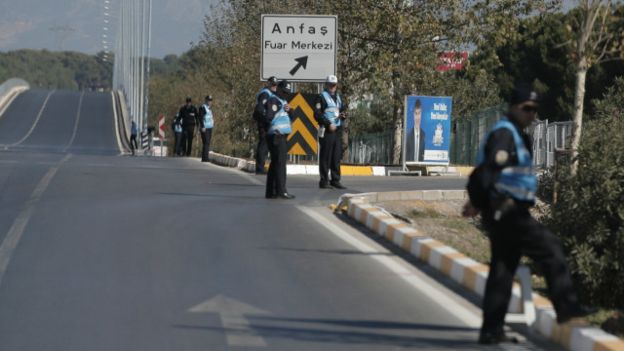 Policiais guardam rota que leva a local da cúpula do G20, na Turquia