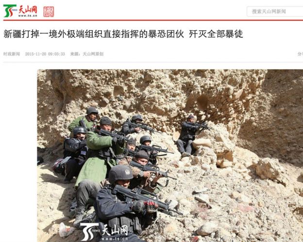 天山網還刊登了新疆警方圍搜嫌疑人的照片。
