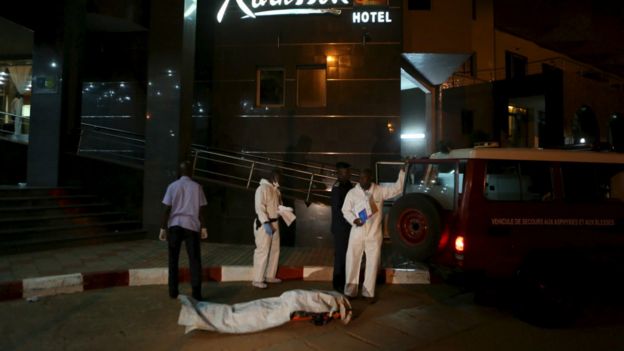 丽笙酒店门外的医疗人员预备把遗体移到救护车