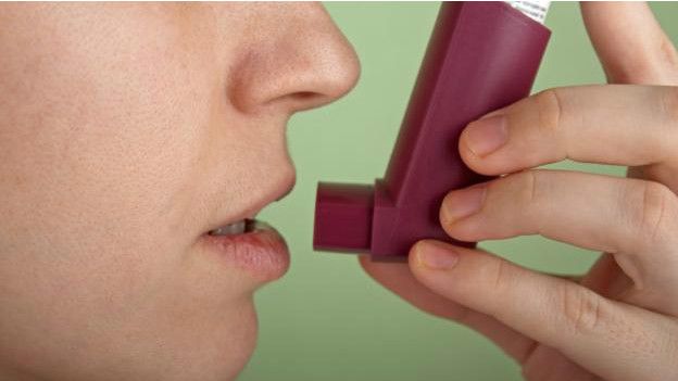 Una persona con un inhalador