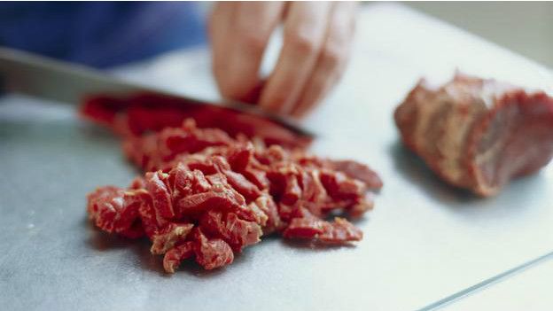 Una persona picando carne