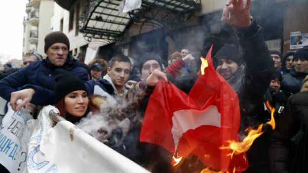 معترضان در مسکو، با تجمع در برابر سفارت ترکیه، پرچم این کشور را به آتش کشیده‌اند
