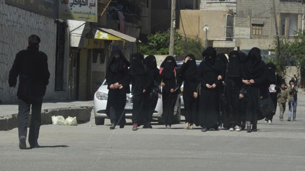 دختران مدرسه‌ای با نقاب در یکی از خیابان‌های رقه، ۳۱ مارس ۲۰۱۴