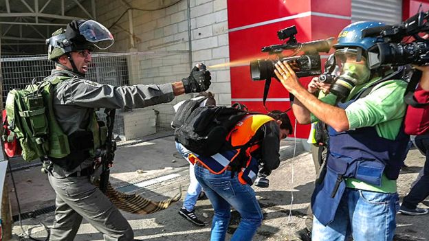 151127104545_ramallah_journalists_640x36