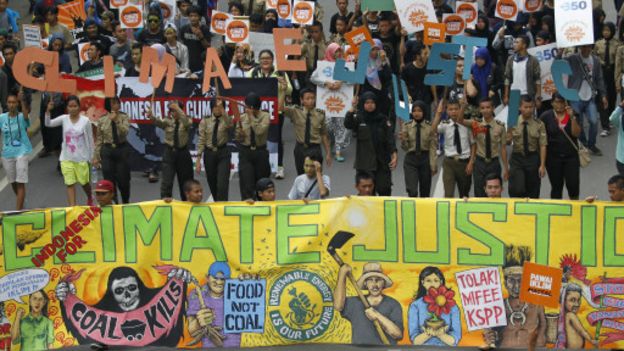 151129062050__people_hold_placards_and_b