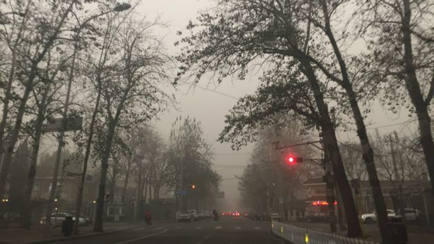 北京市一景，全城在白天仍是灰蒙一片。