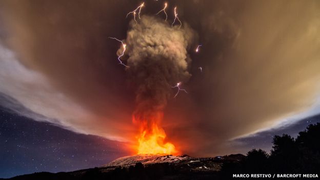 Vista de la erupción volcánica en el monte Etna, en Sicilia, Italia, el 3 de diciembre de 2015. Marco Restivo / Barcroft Media