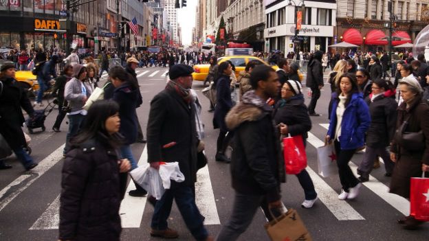 Personas de compras en las calles de Nueva York