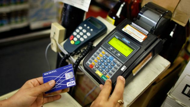 Un terminal de compras por tarjeta