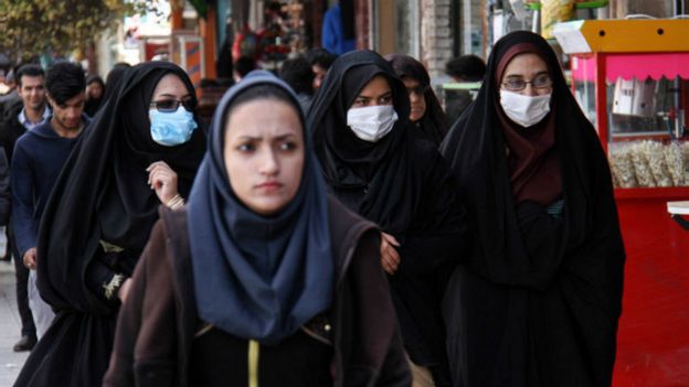 بسیاری از ساکنان کرمان در مکان‌های عمومی از ماسک استفاده می‌کنند