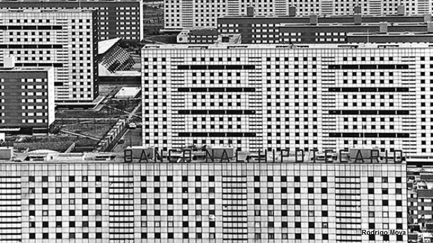Foto de rodrigo Moya, Hipotecados, que muestra la unidad habitacional Tlatelolco.