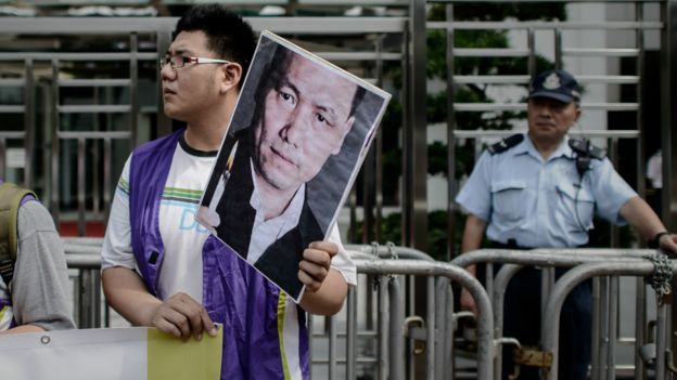 香港民主派示威者在香港中联办外抗议北京抓捕浦志强（资料图片）