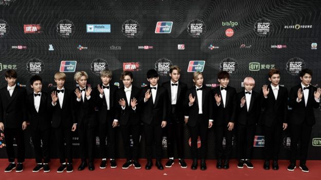 韓國男子樂團Seventeen出席在香港舉行的2015韓國音樂頒獎典禮MAMA（Mnet Asia Music Awards）。