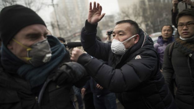 北京第二中级法院外一名便衣警察试图驱逐记者（14/12/2015）