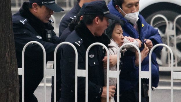 北京第二中级法院外一名示威者被警察带走（14/12/2015）