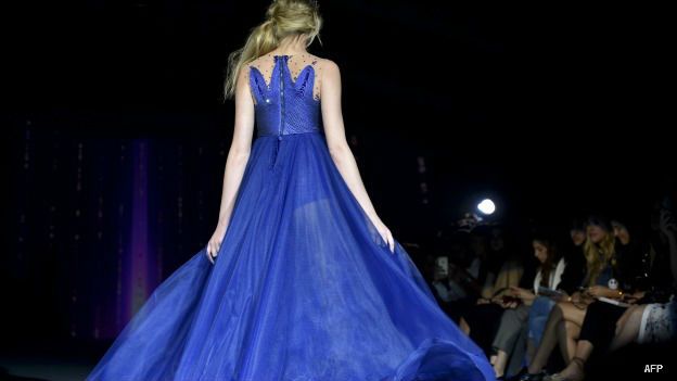 Modelo luce un vestido de Vero Díaz en la semana de la moda primavera verano de México