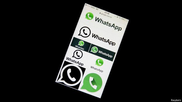 Logos de WhatsApp en la pantalla de un teléfono celular en Brasil