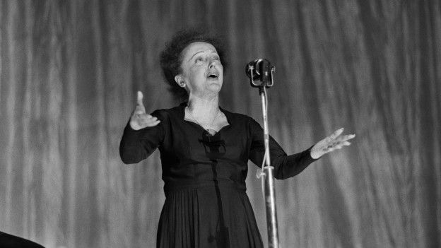 Piaf şarkılarında pişman olmadığını söylese de yaşam tarzı kilisenin şimşeklerini çekti.