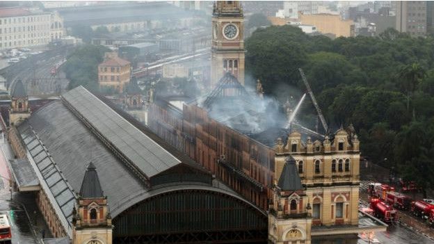 பிரேசில்: பழங்கால ரயில் நிலையம் தீயில் எரிந்து நாசம்