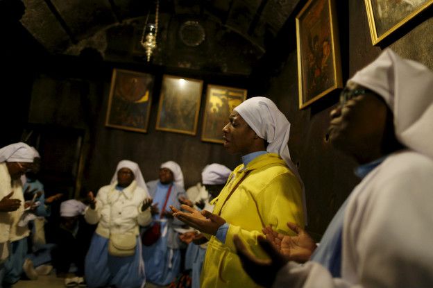 Паломники из Нигерии молятся в пещере Рождества - месте рождения Иисуса Христа