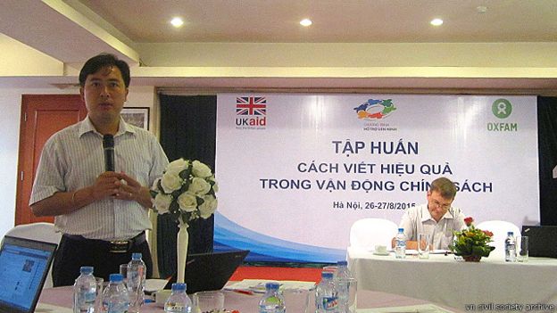 TS. Phạm Quang Tú (đứng)