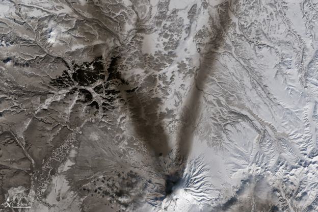 Ceniza expulsada por el volcán Shiveluch, en la península rusa de Kamchatka. Foto: NASA