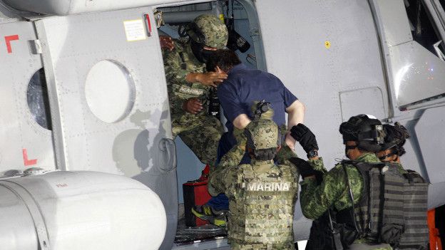 Гусмана сажают в вертолет