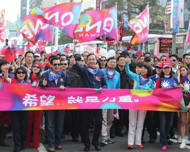国民党1月9日举办“为台湾安定而走大游行”,马英 九总统(前左2起)、国民党总统候选人朱立伦、副总统候 选人王如玄参与“希望的力量”组,从台大校门与民众 一起出发。