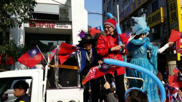 台湾演艺圈资深艺人齐聚车上造势