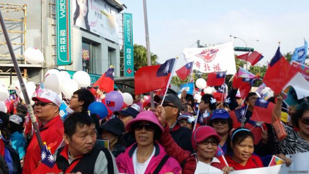 大批民众在游行的路上